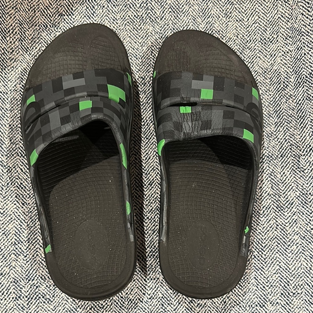 Oofos LIKE NEW recovery slide sandals BARELY WORN
